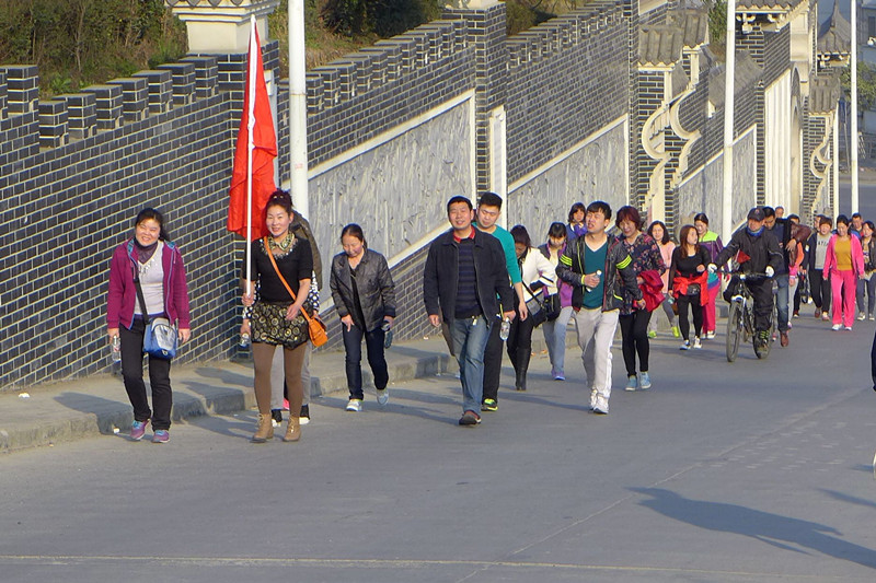 2015年3月8日寶業(yè)集團開展“香溪洞-吉河徒步踏青活動”慶祝三八節(jié)！